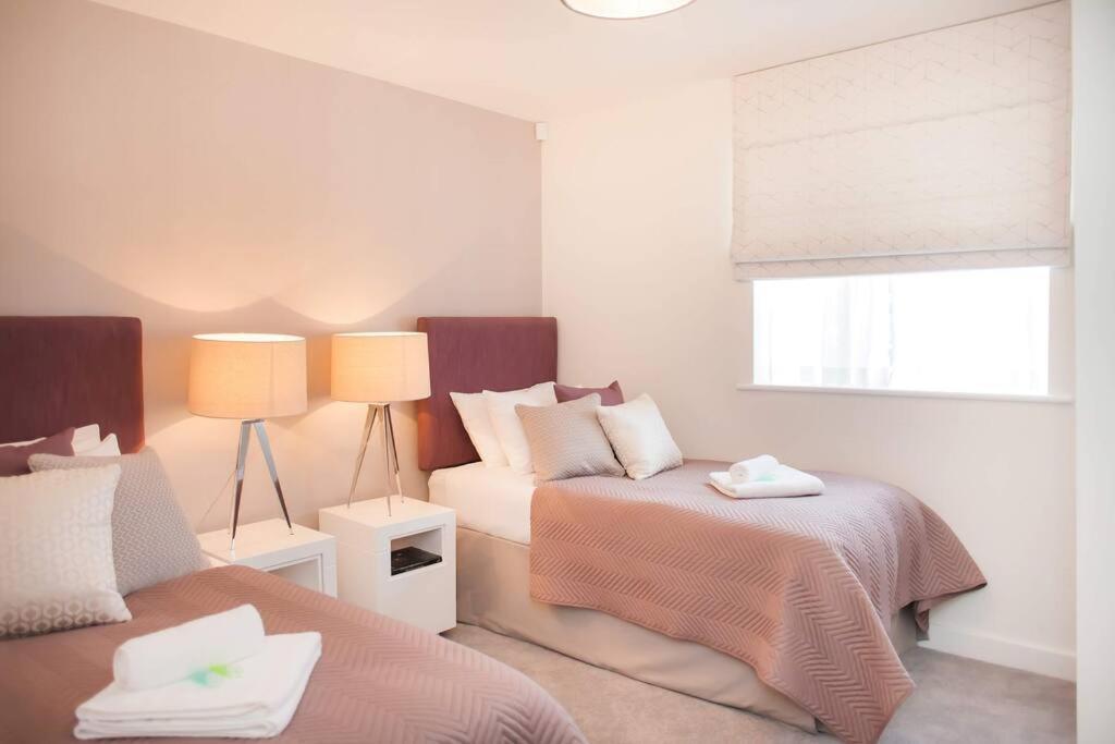Stylish And Central Two Bedroom & Two Bathroom Apartment With Free Parking Екстериор снимка