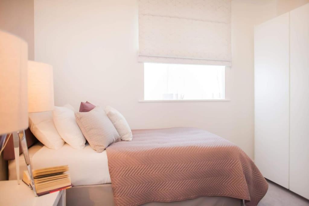 Stylish And Central Two Bedroom & Two Bathroom Apartment With Free Parking Екстериор снимка