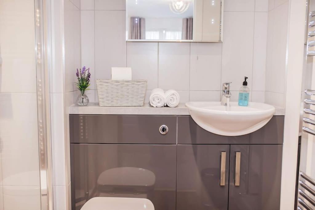 Stylish And Central Two Bedroom & Two Bathroom Apartment With Free Parking Екстериор снимка