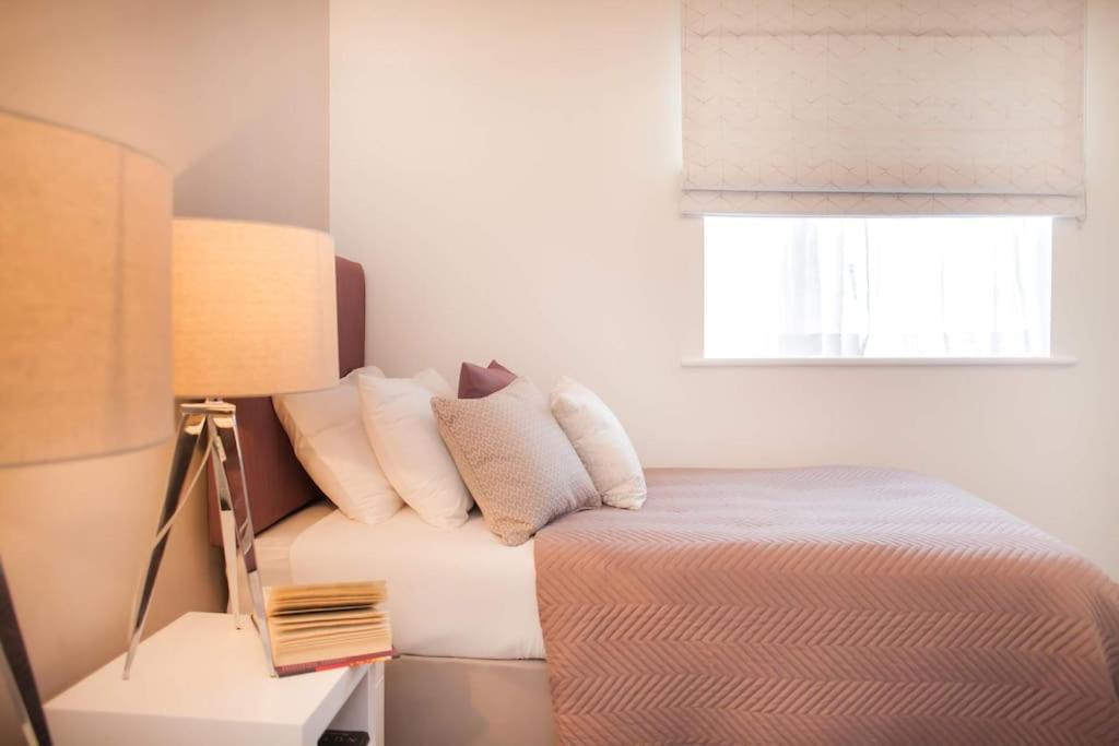 Stylish And Central Two Bedroom & Two Bathroom Apartment With Free Parking Екстериор снимка
