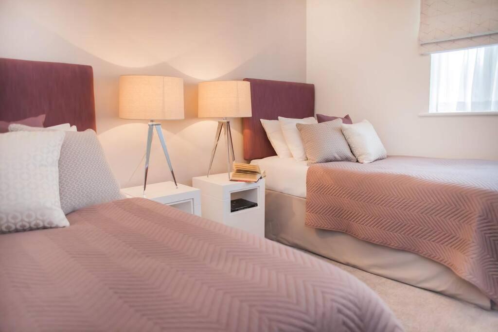 Stylish And Central Two Bedroom & Two Bathroom Apartment With Free Parking Екстериор снимка