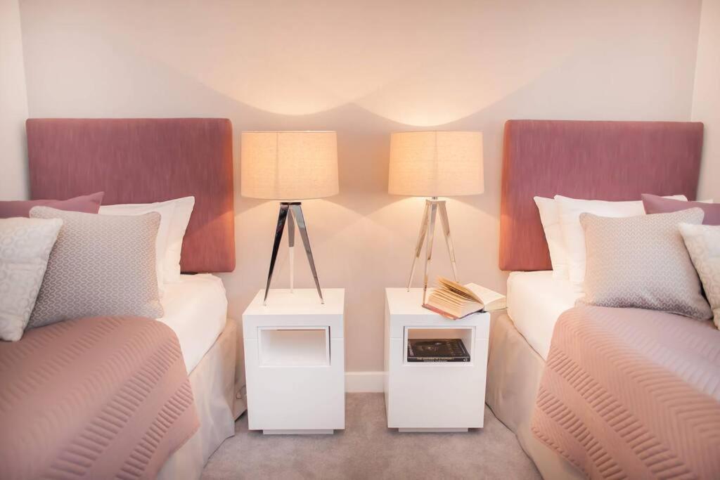Stylish And Central Two Bedroom & Two Bathroom Apartment With Free Parking Екстериор снимка