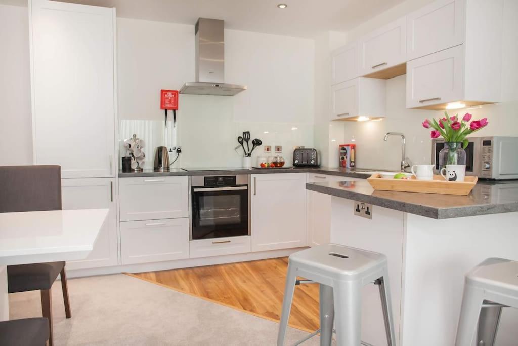 Stylish And Central Two Bedroom & Two Bathroom Apartment With Free Parking Екстериор снимка